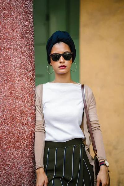 Porträt Einer Jungen Muslimischen Frau Islam Mit Sonnenbrille Und Turban — Stockfoto