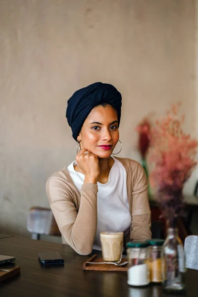 Joven Atractiva Mujer Musulmana Árabe Malaya Asiática Con Teléfono Cafetería — Foto de Stock