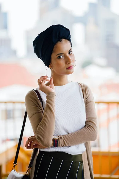 Retrato Una Joven Musulmana Islam Con Turbante Pañuelo Cabeza Hiyab — Foto de Stock