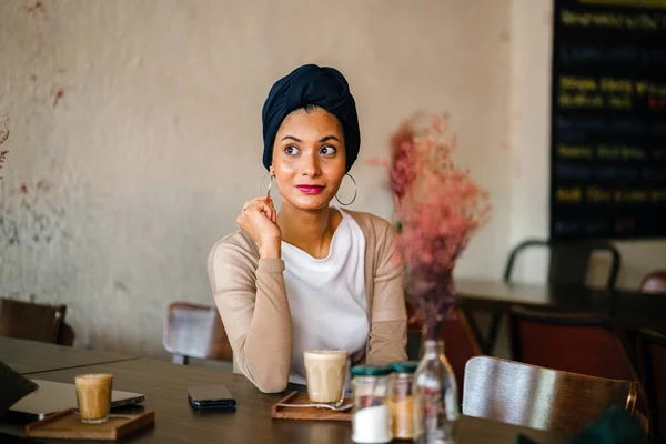 Молодая Привлекательная Мусульманка Арабская Малайская Азиатская Телефоном Кафе Днем Тюрбане — стоковое фото