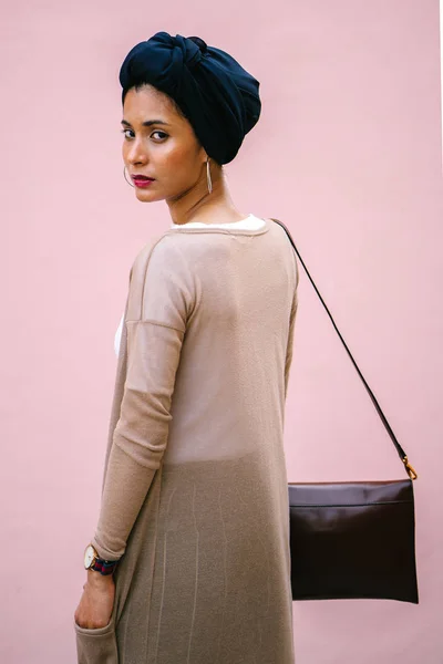 Retrato Uma Bela Jovem Muçulmana Vestindo Hijab Estúdio Ela Está — Fotografia de Stock