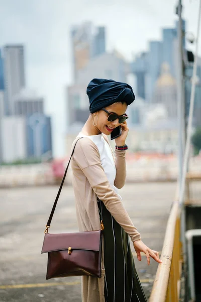 Porträtt Ung Muslimsk Kvinna Arabisk Malajiska Asiatisk Bär Turban Hijab — Stockfoto