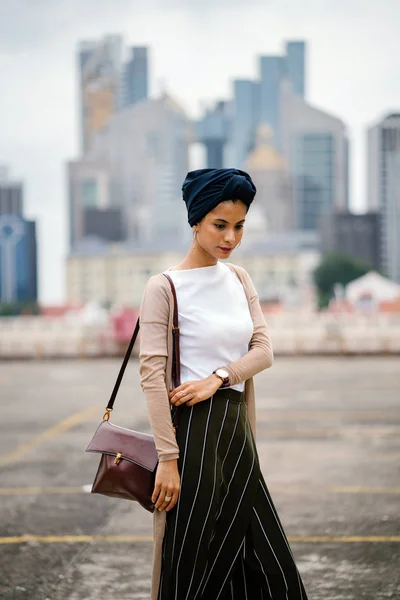 Retrato Una Joven Musulmana Islam Con Turbante Pañuelo Cabeza Hiyab —  Fotos de Stock