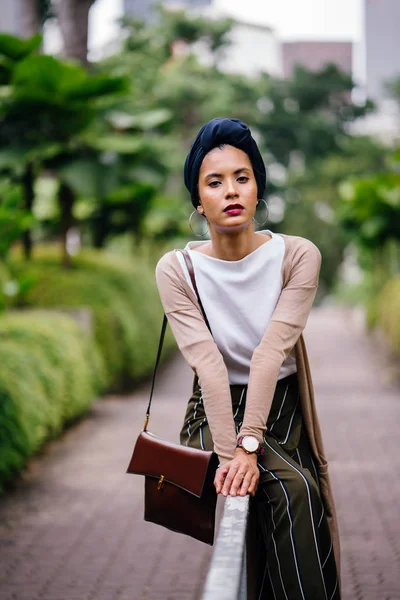 Portrait Une Jeune Musulmane Marchant Sur Sentier Dans Parc Ville — Photo