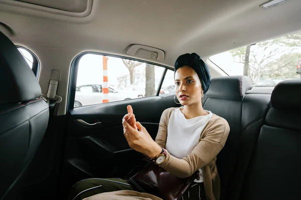 Retrato Una Joven Atractiva Mujer Musulmana Una Limusina Privada Ella — Foto de Stock