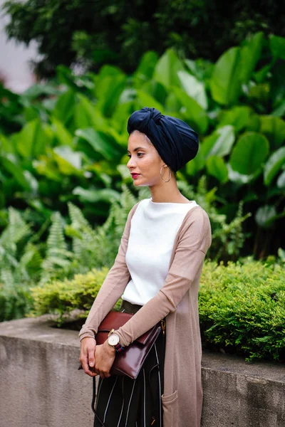 Portrét Mladé Muslimské Ženy Šel Cestě Parku Městě Ona Nosit — Stock fotografie