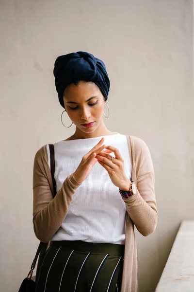 Porträt Einer Jungen Muslimischen Frau Islam Mit Turban Kopftuch Hijab — Stockfoto