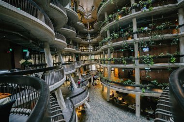 Singapur, 24 Mart 2018: Ntu Singapur Nanyang Avenue boyunca kovan farklı ve fütüristik mimarisi. Bu bir yeşil ve sürdürülebilir bina vitrin için geliştirilen.