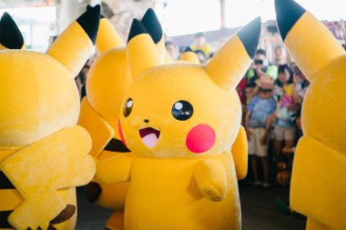 Singapur, Mart 2018: Pikachu Bay, turistik ve Singapur'da yerel cazibe bahçelerle törende. Kalabalık izleyin ve birçok Pikachus (Pokemon) Mart ve dans fotoğraf çekmek için bir araya.