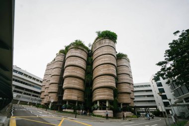 Singapur, 24 Mart 2018: Ntu Singapur Nanyang Avenue boyunca kovan farklı ve fütüristik mimarisi. Bu bir yeşil ve sürdürülebilir bina vitrin için geliştirilen.