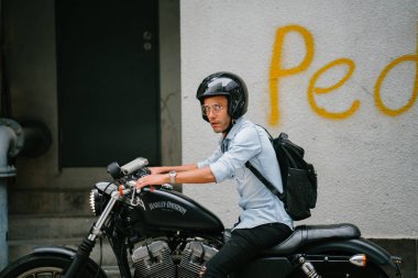 Genç Caddesi üzerinde motosiklet ile sürücü adam