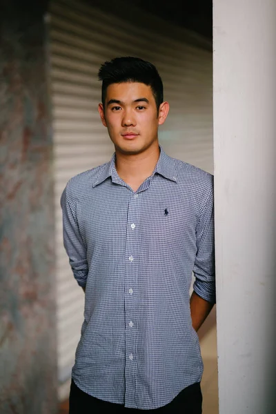 Portret Van Een Knappe Jonge Slimme Chinese Aziatische Man Een — Stockfoto
