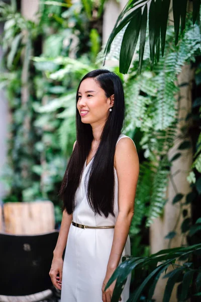 Retrato Una Joven Bonita Mujer Profesional China Pie Contra Edificio — Foto de Stock