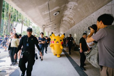 Singapur, Mart 2018: Pikachu Bay, turistik ve Singapur'da yerel cazibe bahçelerle törende. Kalabalık izleyin ve birçok Pikachus (Pokemon) Mart ve dans fotoğraf çekmek için bir araya.