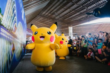 Singapur, Mart 2018: Pikachu Bay, turistik ve Singapur'da yerel cazibe bahçelerle törende. Kalabalık izleyin ve birçok Pikachus (Pokemon) Mart ve dans fotoğraf çekmek için bir araya.