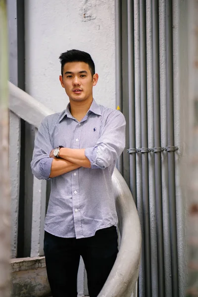 Portret Van Een Knappe Jonge Slimme Chinese Aziatische Man Een — Stockfoto