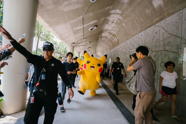 シンガポール 2018 主要なツーリストとシンガポールのローカル魅力による庭園で ピカチュウ パレード 大勢の人々 が集まると多くの Pikachus ポケモン 月とダンスの写真を撮る — ストック写真