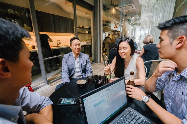 Gruppo Colleghi Asiatici Siedono Intorno Tavolo Stanno Avendo Una Conversazione — Foto Stock