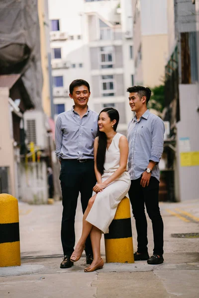 Retrato Empresários Profissionais Uma Rua Uma Cidade Ásia — Fotografia de Stock