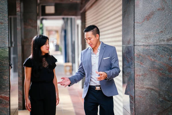Retrato Dois Empresários Profissionais Caminhando Conversando Eles Estão Profundamente Conversando — Fotografia de Stock