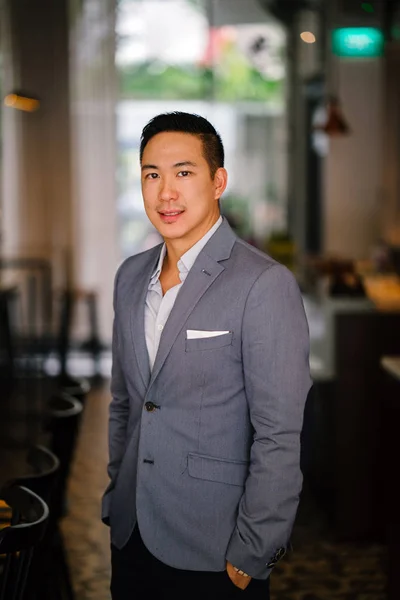 Retrato Joven Profesional Guapo Abogado Asiático Chino Está Traje Gris — Foto de Stock