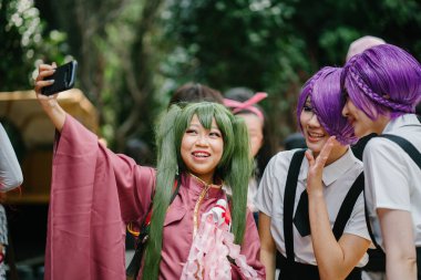 Singapur, Mart 2018: Genç cosplayers Giysi Japon Anime ve Manga karakter olarak Sakuta Matsuri Singapur Bay bahçelerle içinde çiçek kubbe için.