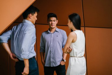 üç iş profesyonelleri (avukat, bankacılar veya muhasebeciler) ekip var bir konuşma / gün onların Office tartışma. İki Çinli Asyalı erkek ve bir kadın yan yana ve bahsediyorsun.