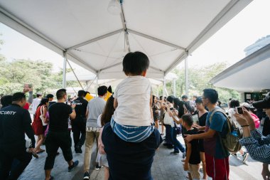 Singapur, Mart 2018: Pikachu Bay, turistik ve Singapur'da yerel cazibe bahçelerle törende. Kalabalık izleyin ve birçok Pikachus (Pokemon) Mart ve dans fotoğraf çekmek için bir araya.