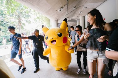 Singapur, Mart 2018: Pikachu Bay, turistik ve Singapur'da yerel cazibe bahçelerle törende. Kalabalık izleyin ve birçok Pikachus (Pokemon) Mart ve dans fotoğraf çekmek için bir araya.