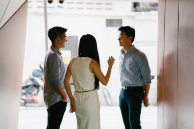 üç iş profesyonelleri (avukat, bankacılar veya muhasebeciler) ekip var bir konuşma / gün onların Office tartışma. İki Çinli Asyalı erkek ve bir kadın yan yana ve bahsediyorsun.