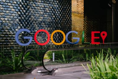 Singapur, Mart 2018: Google'nın yeni kampüs lobisinde Google logosu ve bölgesel HQ Singapur ofisi bir fotoğraf.