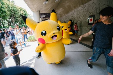 Singapur, Mart 2018: Pikachu Bay, turistik ve Singapur'da yerel cazibe bahçelerle törende. Kalabalık izleyin ve birçok Pikachus (Pokemon) Mart ve dans fotoğraf çekmek için bir araya.