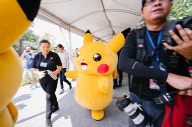 Singapur, Mart 2018: Pikachu Bay, turistik ve Singapur'da yerel cazibe bahçelerle törende. Kalabalık izleyin ve birçok Pikachus (Pokemon) Mart ve dans fotoğraf çekmek için bir araya.