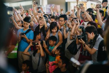 Singapur, Mart 2018: fotoğrafçılar fotoğraf çekmek için Sakuta Matsuri çiçek kubbe Singapur Bay bahçelerle içinde manga ve anime karakter.