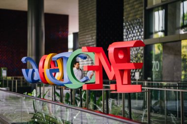 Singapur, Mart 2018: Google'nın yeni kampüs lobisinde Google logosu ve bölgesel HQ Singapur ofisi bir fotoğraf.