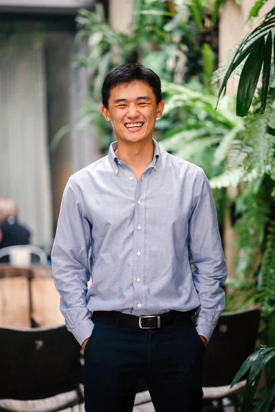 Retrato Guapo Joven Inteligente Hombre Asiático Chino Traje Sonriendo Pie — Foto de Stock