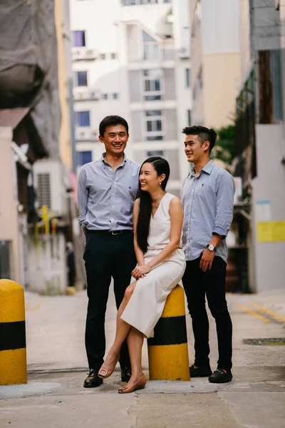Retrato Empresários Profissionais Uma Rua Uma Cidade Ásia — Fotografia de Stock