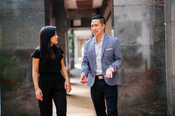 Retrato Dois Empresários Profissionais Caminhando Conversando Eles Estão Profundamente Conversando — Fotografia de Stock