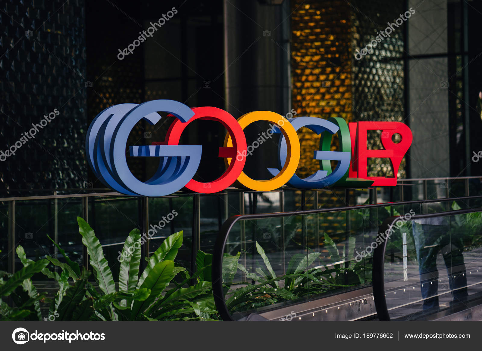 新加坡2018年3月谷歌在新加坡新校区和办公室的大厅里的谷歌徽标的照片这是区域总部一群人转动着风铃音乐的轮子—— 库存社论照片©