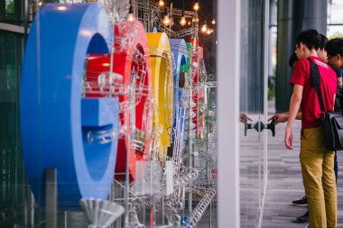 Singapur, Mart 2018: Google'nın yeni kampüs lobisinde Google logosu ve bölgesel HQ Singapur ofisi bir fotoğraf.