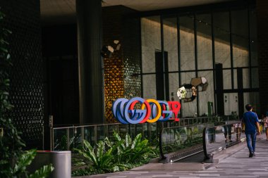 Singapur, Mart 2018: Google'nın yeni kampüs lobisinde Google logosu ve bölgesel HQ Singapur ofisi bir fotoğraf.