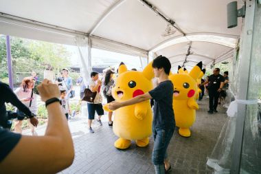 Singapur, Mart 2018: Pikachu Bay, turistik ve Singapur'da yerel cazibe bahçelerle törende. Kalabalık izleyin ve birçok Pikachus (Pokemon) Mart ve dans fotoğraf çekmek için bir araya.