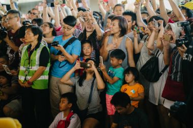 Singapur, Mart 2018: fotoğrafçılar fotoğraf çekmek için Sakuta Matsuri çiçek kubbe Singapur Bay bahçelerle içinde manga ve anime karakter.