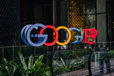 Singapur, Mart 2018: Google'nın yeni kampüs lobisinde Google logosu ve office bölgesel HQ Singapur fotoğrafı. Bir grup insan müzik chimes bir tekerlek çevirmek.