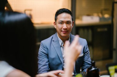 Genç Çinli kadın profesyonel (avukat, bankacı, avukat, vb) gülümsüyor ve o iş arkadaşınız trendy coworking alanı veya office ile bir tartışma içkide olduğu gibi gülüyor. O genç ve çekici.