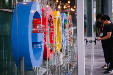Singapur, Mart 2018: Google'nın yeni kampüs lobisinde Google logosu ve bölgesel HQ Singapur ofisi bir fotoğraf.