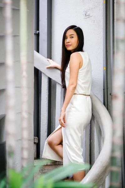 Retrato Una Joven Bonita Mujer Profesional China Pie Contra Edificio — Foto de Stock