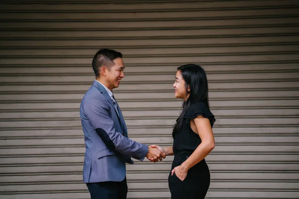 Dois Empresários Chineses Homem Terno Uma Mulher Vestida Profissionalmente Apertam — Fotografia de Stock