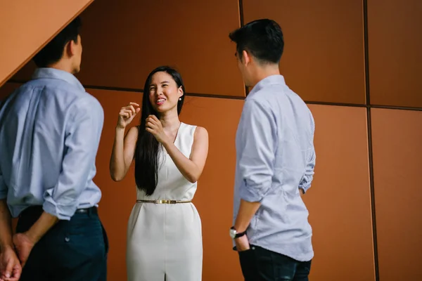 三名商业专业人员 银行家或会计师 的团队在当天的办公室里进行谈话 两个中国亚裔男人和一个女人站在一起 正在谈论 — 图库照片