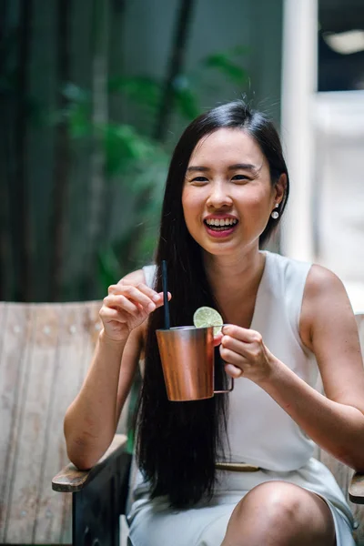 Joven Mujer Asiática China Una Cita Romántica Ella Está Bebiendo — Foto de Stock